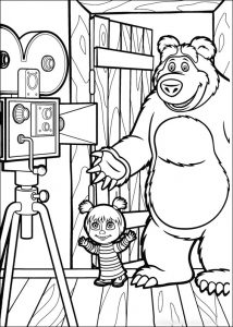 Masha y el Oso haciéndose una fotografía para que puedas colorear y decorar tu cuarto
