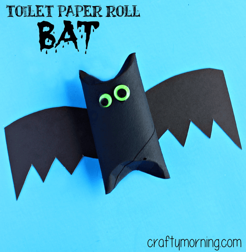 Hacer murciélagos de Halloween con rollos de papel higiénico -