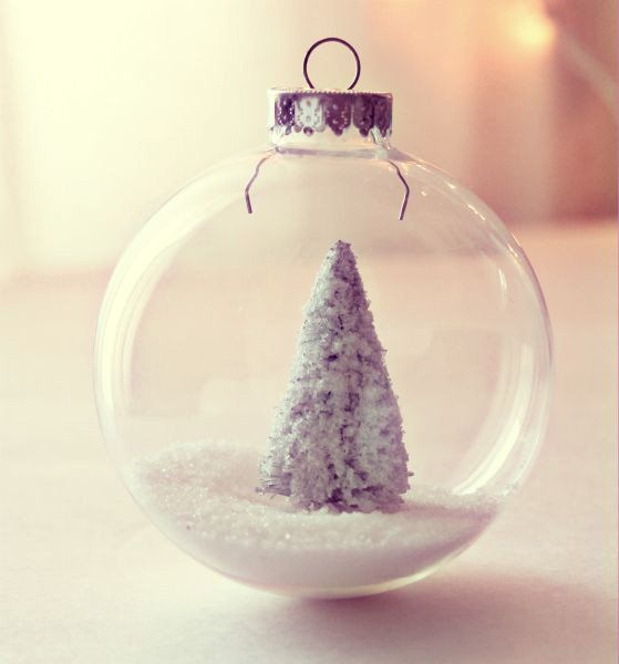 Bolas con árbol de Navidad y nieve